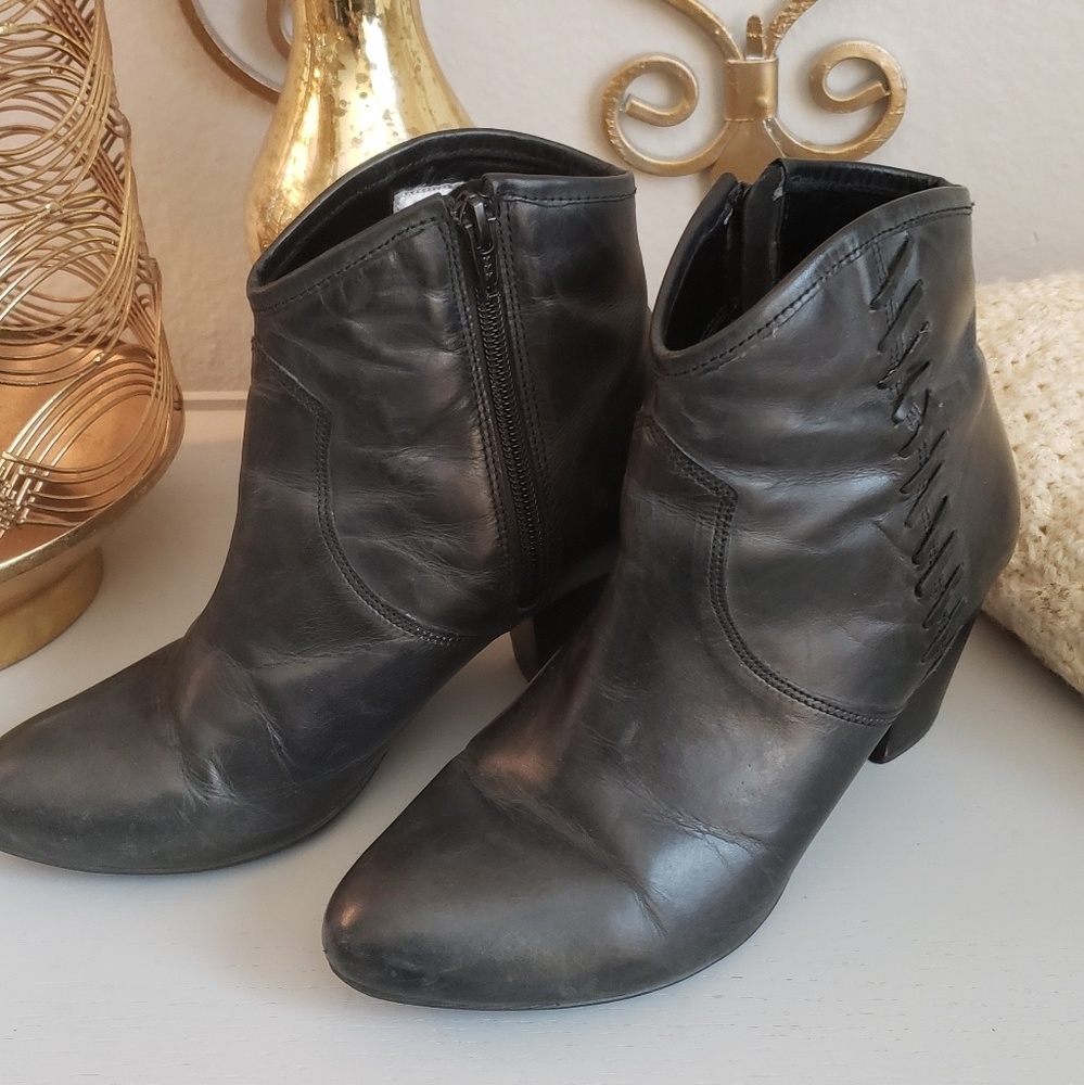 VINTAGE DIngo womens bootie size 6